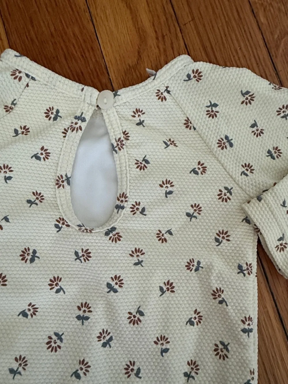 QUINCY MAE Rylee cru Long-Sleeve One-Piece Swimsuit in Cream Floral Ruffle 3-6